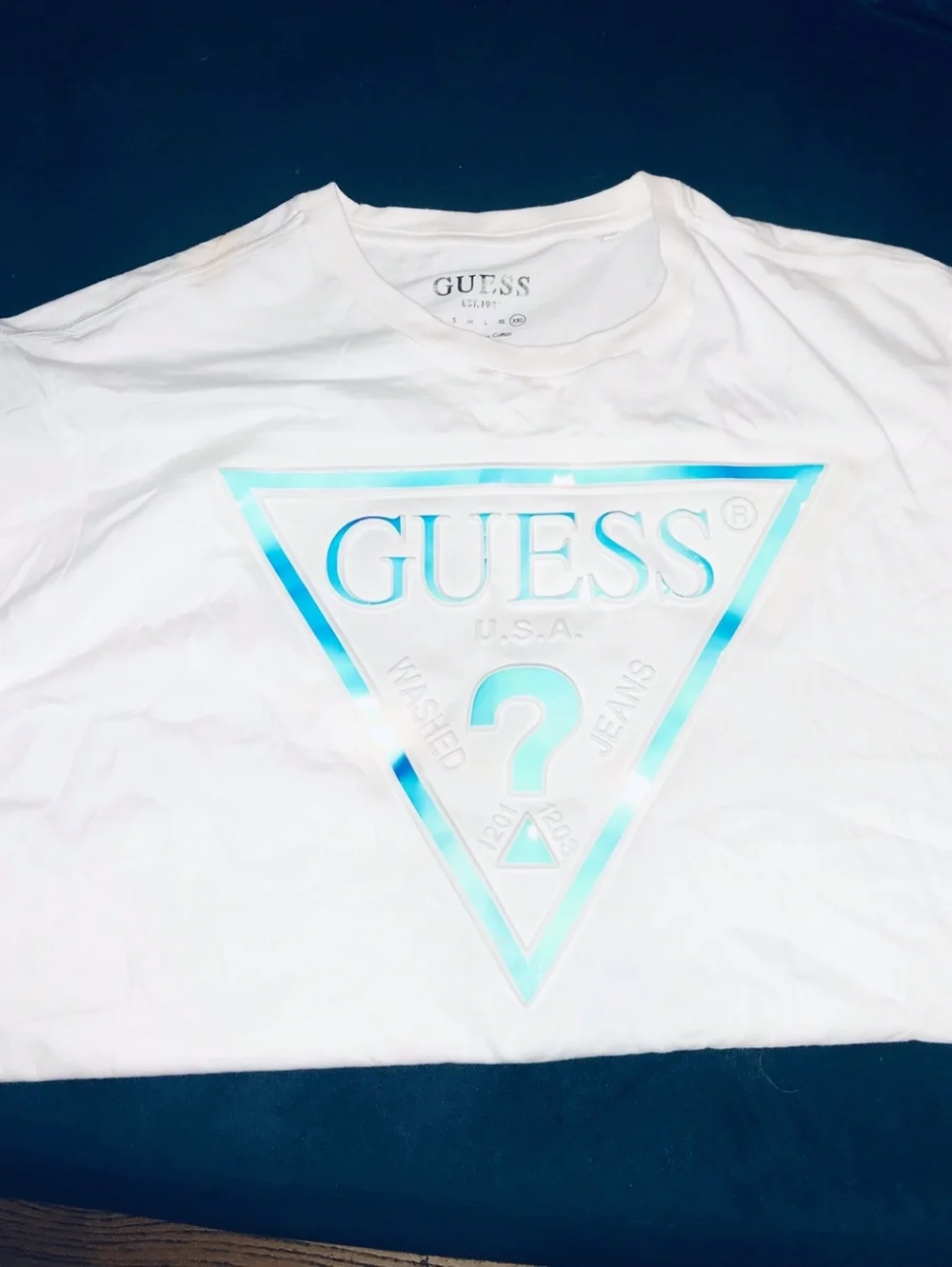 Guess White Short Sleeve Tee with Irisdescent Light Blue Logo Size XXL - Picture 4 of 5